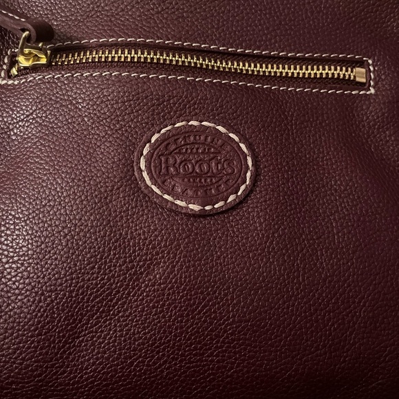 BNWT ROOTS leather crossbody bag - Picture 3 of 4